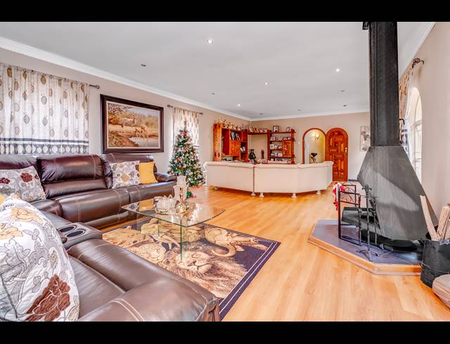 9 BEDROOM FREESTANDING FOR SALE IN BRYANSTON